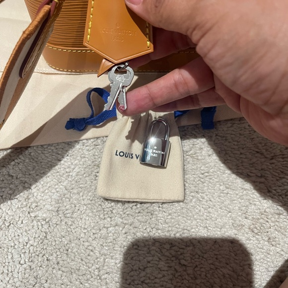 Louis Vuitton Alma Bb Epi - Picture 11 of 11